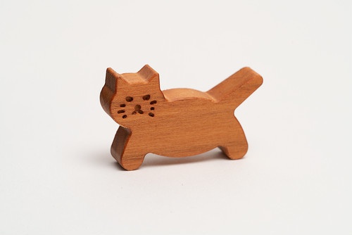 木のブローチ 歩きねこ さくら