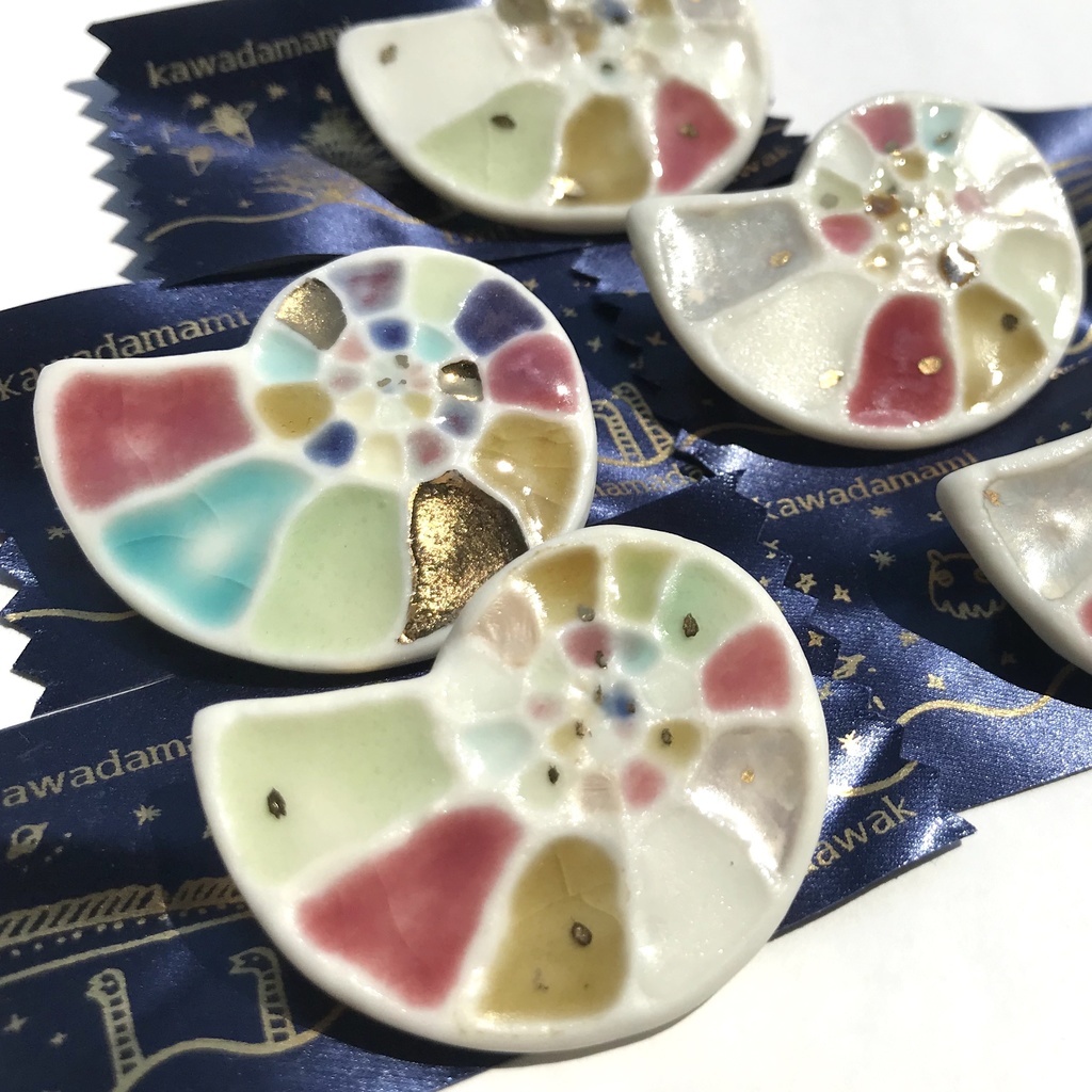 アンモナイト磁器ブローチ