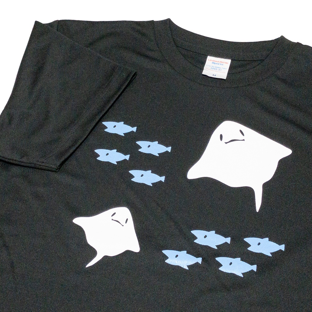 <速乾ドライ>【M･Lサイズ】エイと魚 Tシャツブラック(BOOTHパック（匿名）で自宅から発送)