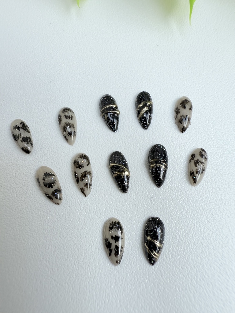 NO-45匿名発送 ドール用ネイルチップ豹柄×ブラックラメ