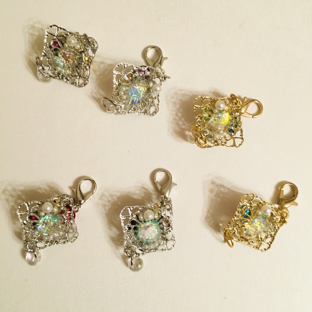 それぞれ…チャーム・または耳飾り