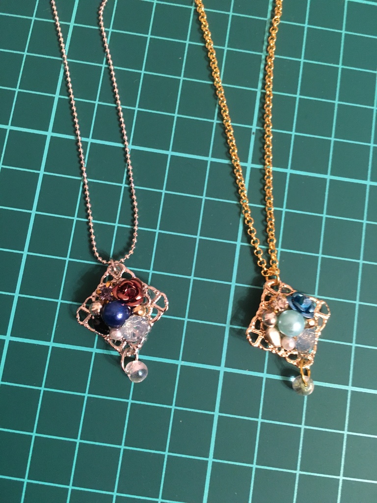 それぞれ…チャーム・または耳飾り