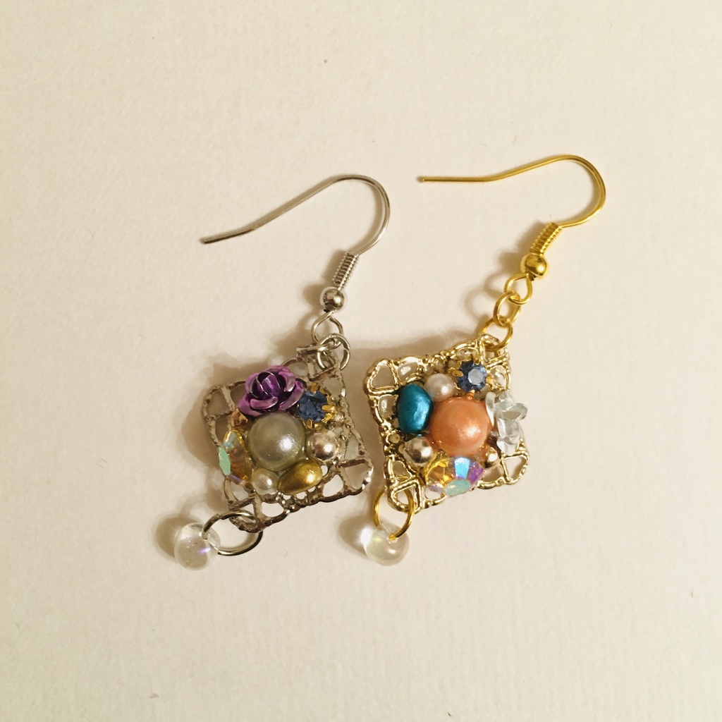 それぞれ…チャーム・または耳飾り