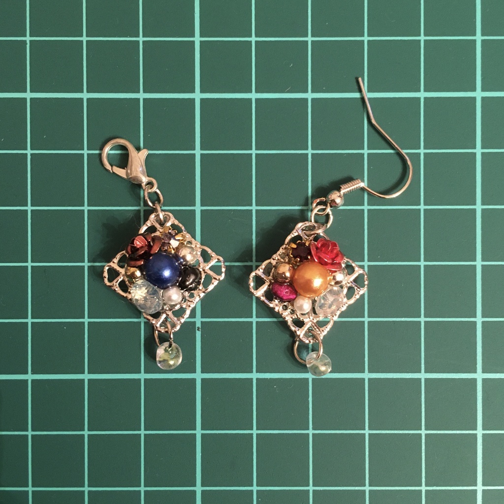 それぞれ…チャーム・または耳飾り