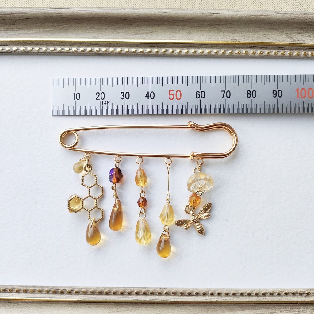 60.蜂の巣 蜜蜂 ビーズ 刺繍 ブローチ ハンドメイド アクセサリー - その他