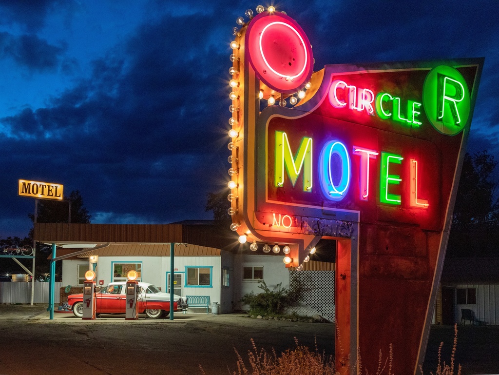 Neon Circle R Motel