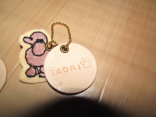 【名入れ】革ネームタグ付き刺繍キーホルダー