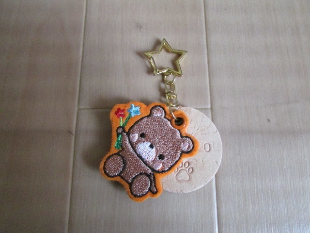 【名入れ】革ネームタグ付き刺繍キーホルダー