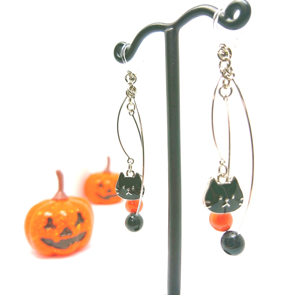 ハロウィンピアス★ネコとパールのユラユラ秋ピアス