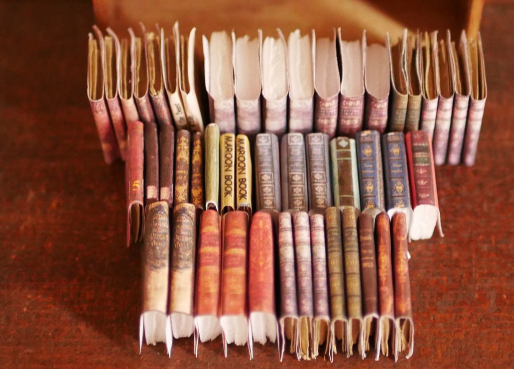 ミニチュア本棚と洋書