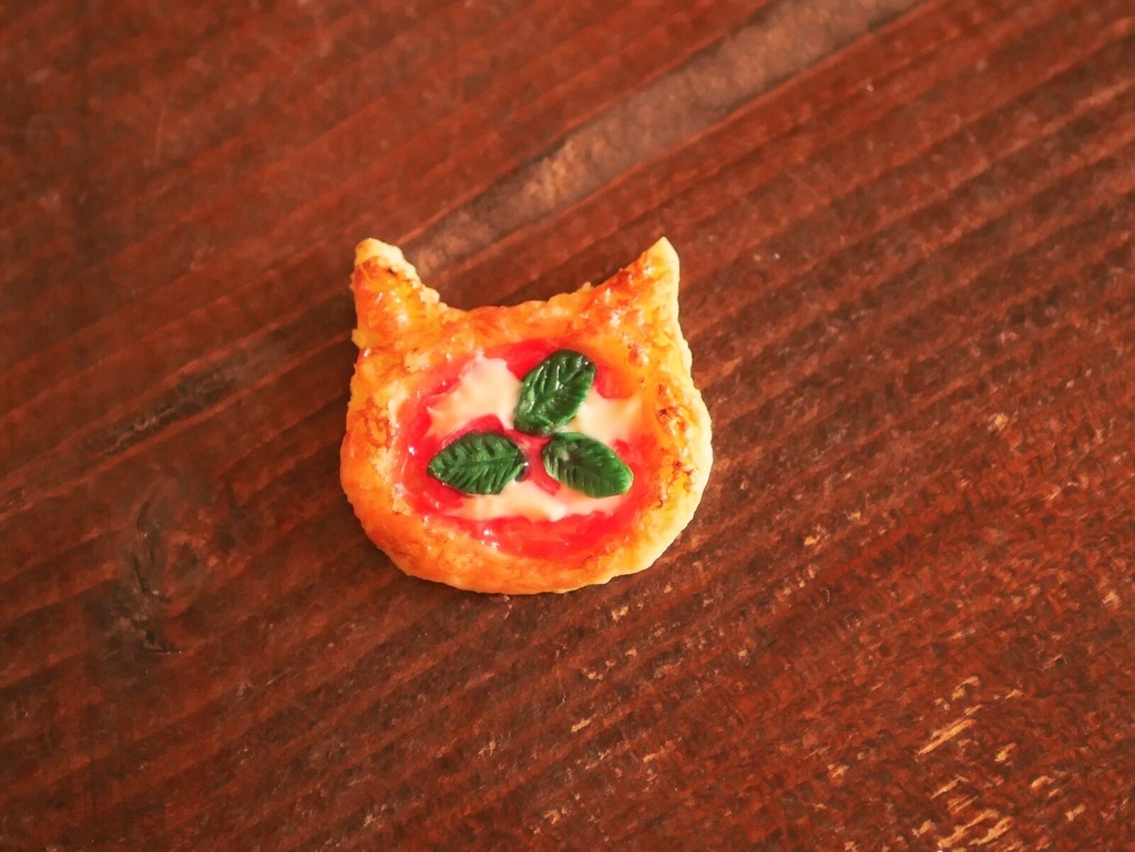 ミニチュア猫の形のマルゲリータピザ