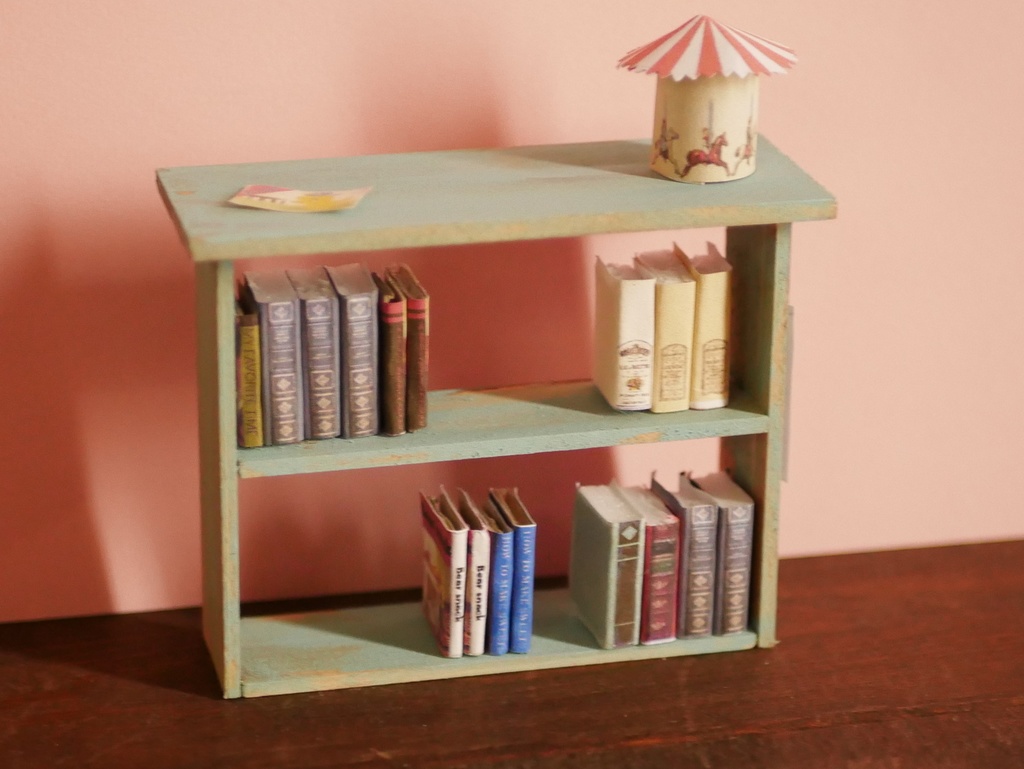パステル本棚と洋書のミニチュア
