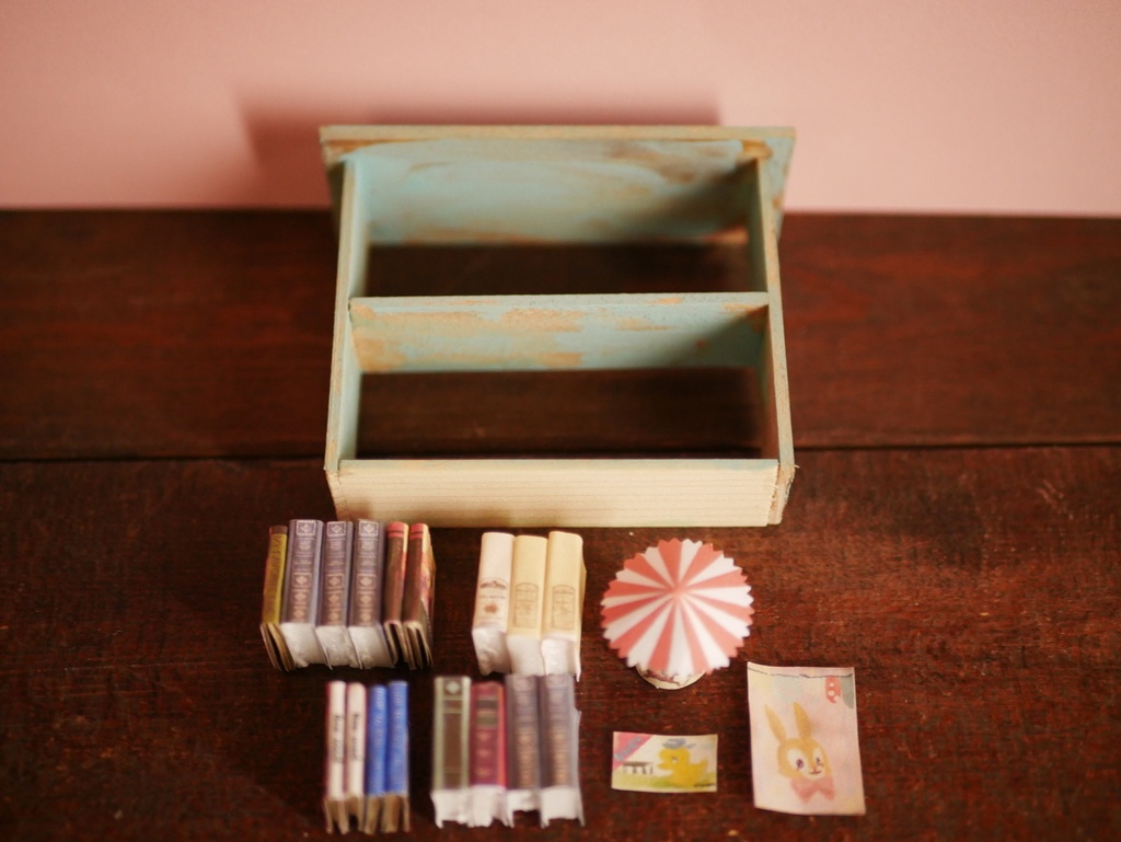パステル本棚と洋書のミニチュア