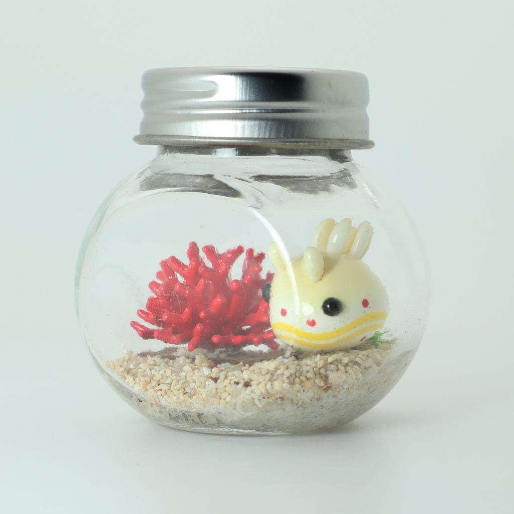 【うみうすし】瓶詰めヴィネット 枝珊瑚xアカテンイロウミウシ