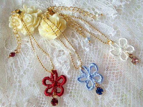 お花レースとクリスタライズのドール用プチネックレス