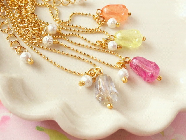 チューリップチェコガラスのドール用ネックレス