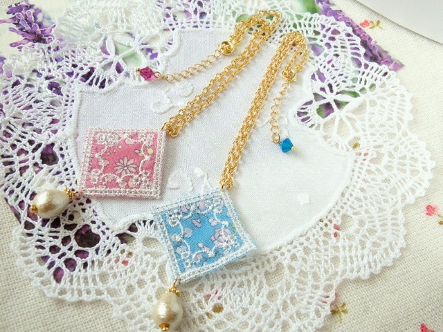 花柄菱レースとコットンパール雫のドール用ネックレス