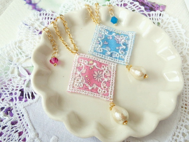 花柄菱レースとコットンパール雫のドール用ネックレス