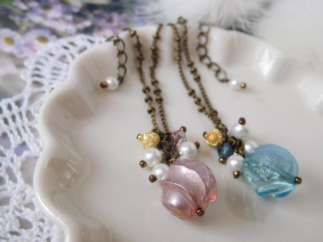 吹きつけラメカットビーズのしゃらんらネックレス