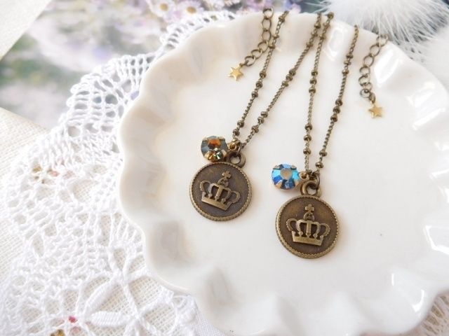 王冠プレートチャームとヴィンテージクリスタライズのドール用ネックレス