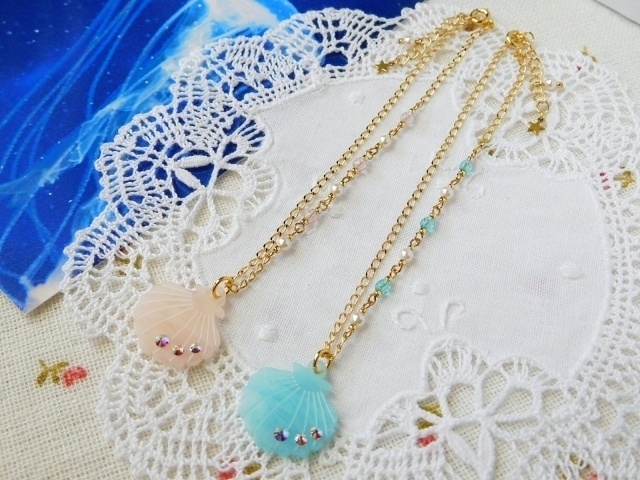 アクリルシェルのドール用アシンメトリーネックレス