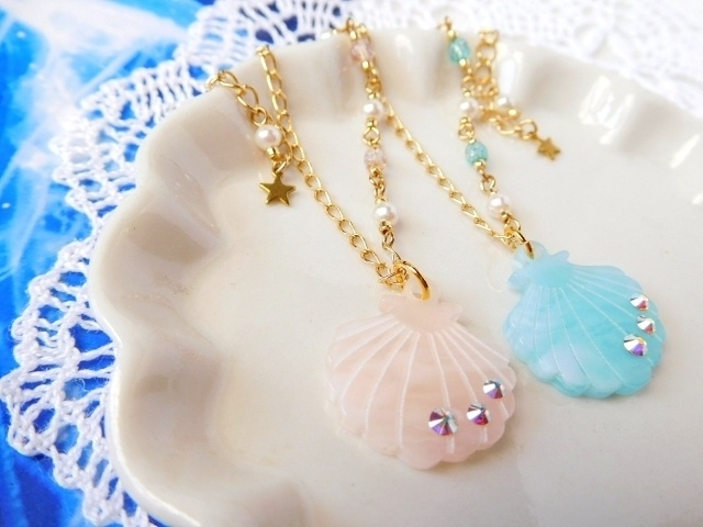 アクリルシェルのドール用アシンメトリーネックレス