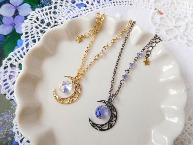 クレッセントムーンとティアドロップのドール用ネックレス
