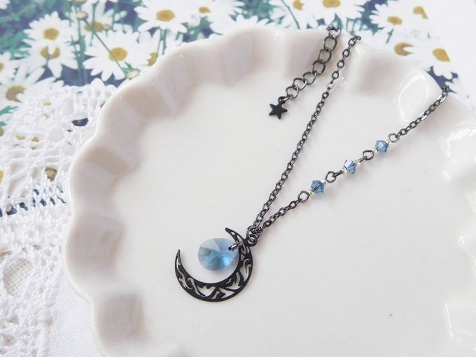 クレッセントムーンとティアドロップのドール用ネックレス