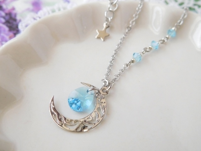 クレッセントムーンとティアドロップのドール用ネックレス