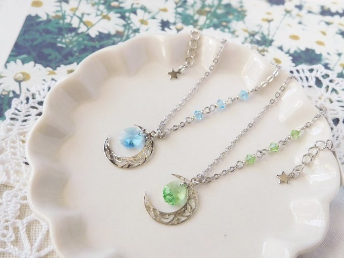 クレッセントムーンとティアドロップのドール用ネックレス