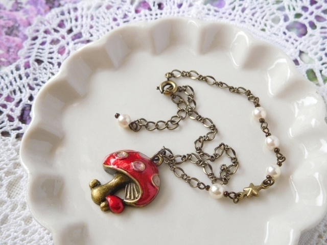 きのこチャームのドール用アシンメトリーネックレス