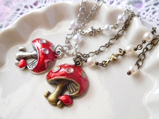 きのこチャームのドール用アシンメトリーネックレス