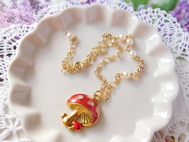 きのこチャームのドール用アシンメトリーネックレス