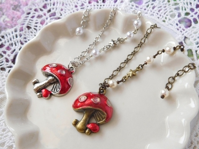 きのこチャームのドール用アシンメトリーネックレス