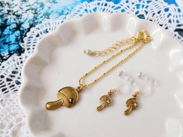 ラインストーン付ドイツ製きのこチャームのドール用ネックレス