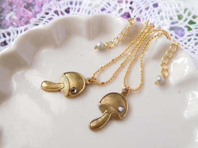 ラインストーン付ドイツ製きのこチャームのドール用ネックレス