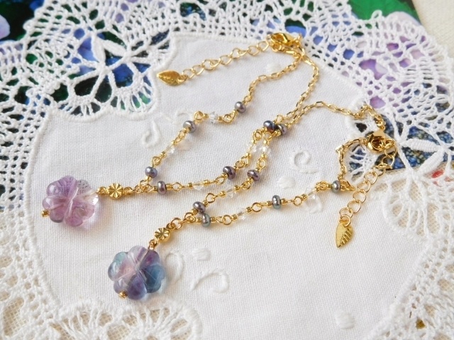 フローライトクローバーと淡水パールのドール用Y字ネックレス