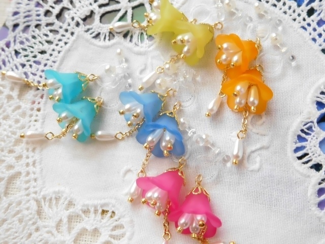 パール揺れるアクリルフラワーのドール用ノンホールピアス