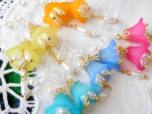 パール揺れるアクリルフラワーのドール用ノンホールピアス