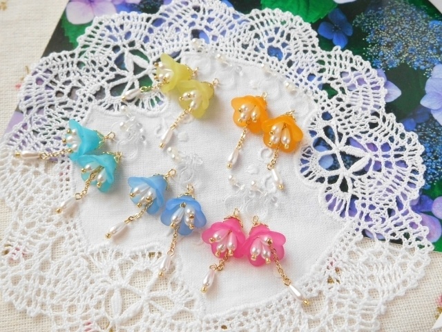 パール揺れるアクリルフラワーのドール用ノンホールピアス