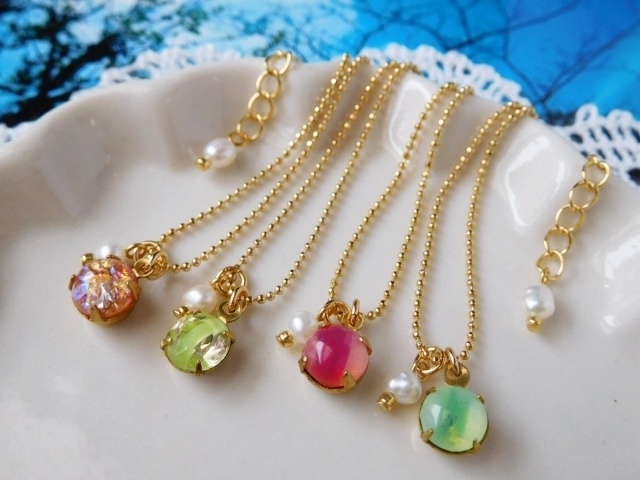 ビンテージジュエルと淡水パールのドール用ネックレス