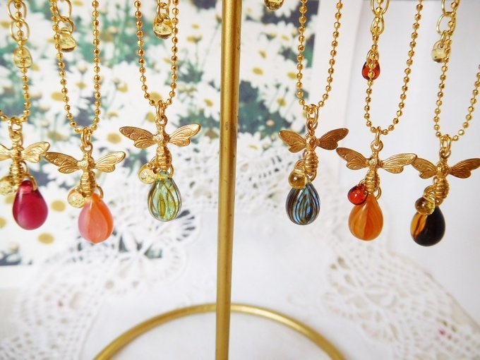 蜜蜂とCZドロップのドール用ネックレス