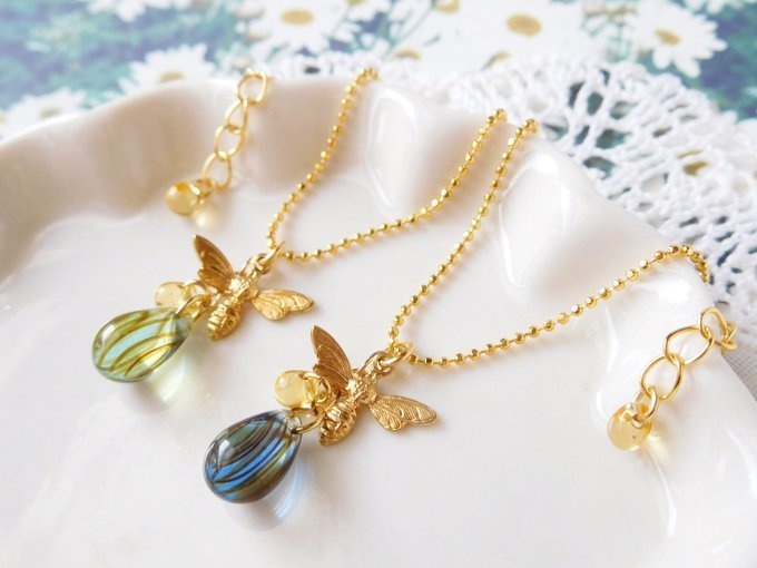 蜜蜂とCZドロップのドール用ネックレス