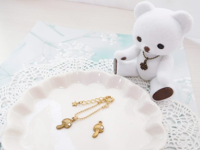 ラインストーン付きのこチャームのドール用ネックレス(1/12)