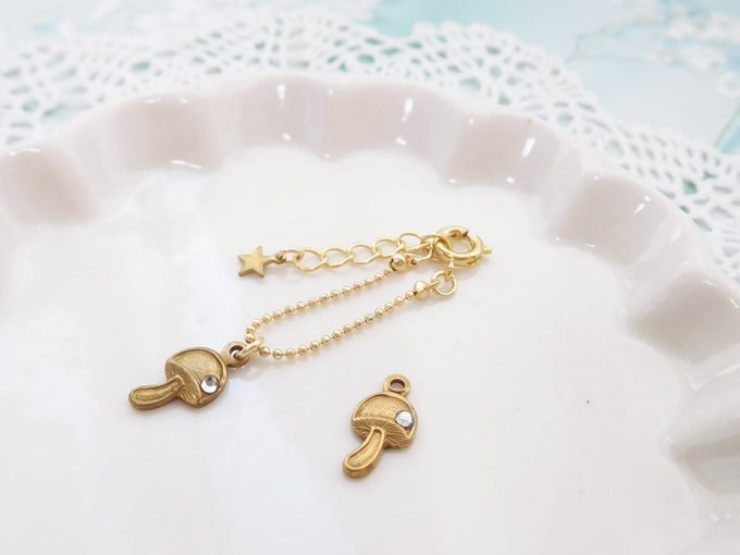 ラインストーン付きのこチャームのドール用ネックレス(1/12)