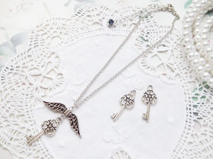 両翼と鍵チャームのドール用ロングネックレス