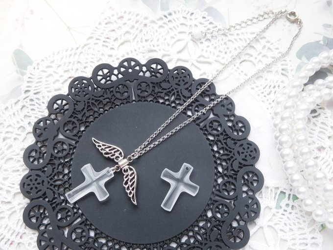 両翼とクリスタライズクロスのドール用ロングネックレス