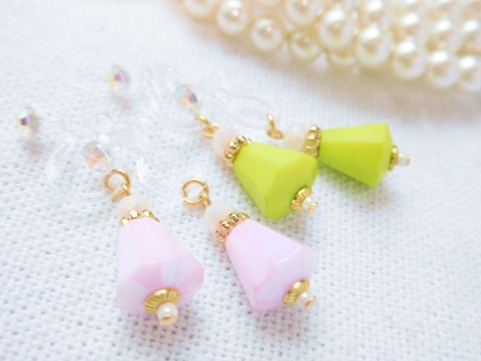 アクリルカラフル三角錐ビーズのドール用ノンホールピアス