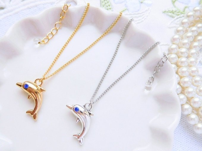蒼い瞳イルカチャームのドール用セミロングネックレス
