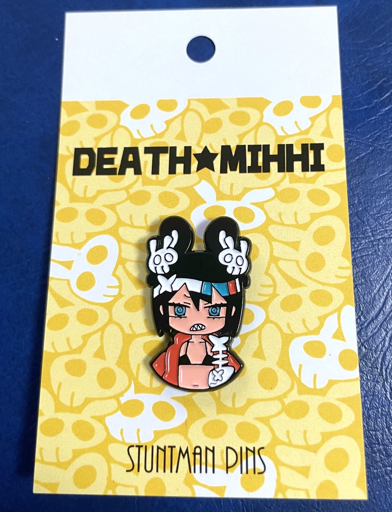 【ピンバッジ】褐色ギザ歯ビキニなデスミッヒさん
